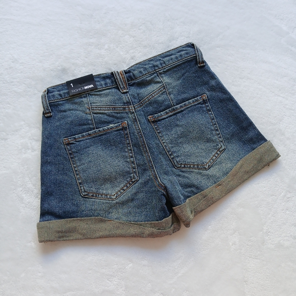 NWT Fashion Nova Medium Wash Denim Shorts Juniors 1 / Women's XS Rolled Cuffs - Picture 2 of 5